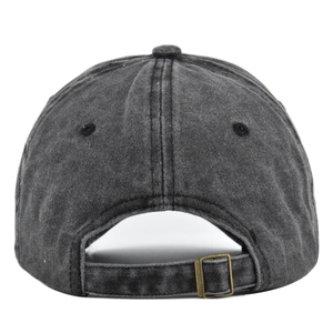 Dettaglio del cappello da baseball lavato con fibbia in metallo e tessuto effetto vintage