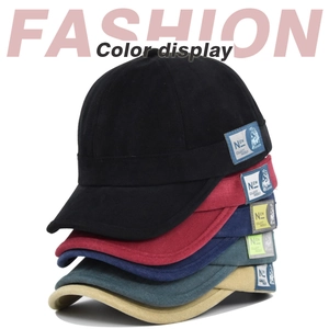 Empilement vertical de casquettes de baseball en coton avec étiquette latérale