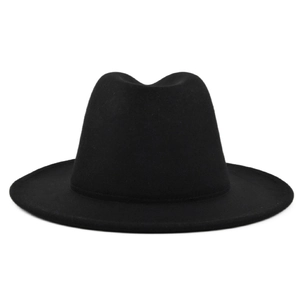 Dettaglio della trama in feltro di lana e della catena d'argento su questo cappello fedora nero