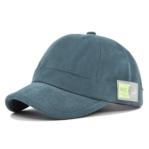 Détail de la casquette de baseball en coton sarcelle avec étiquette décorative