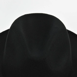 Dettaglio della corona del cappello di lana nera che mostra il feltro e la forma