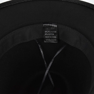Dettaglio dell'interno del cappello in feltro con fascia tergisudore ed etichetta