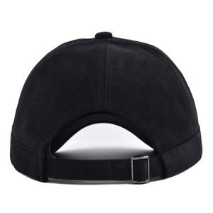 Détail de la casquette noire avec sangle réglable et boucle métallique carrée au dos
