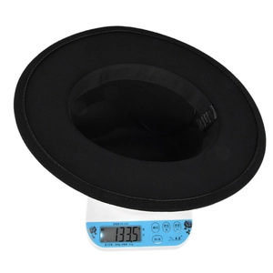 Dettaglio dell'interno del cappello fedora con etichetta e peso del materiale 133,5g