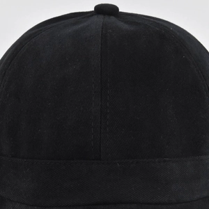 Vue macro du tissu en sergé de coton et des coutures sur le haut du bonnet Miki noir