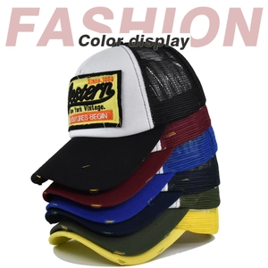 Detailansicht gestapelter Vintage-Trucker-Caps mit Western-Stickerei und atmungsaktivem Netz