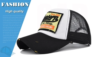 Detail der Western-Stickerei auf einer schwarz-weißen Mesh-Trucker-Cap mit Used-Look am Schirm