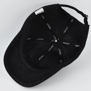 Détail de la casquette 100% coton montrant les coutures internes et l'étiquette de coton