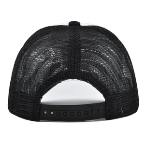 Detail des verstellbaren Snapback-Verschlusses und des atmungsaktiven schwarzen Netzes