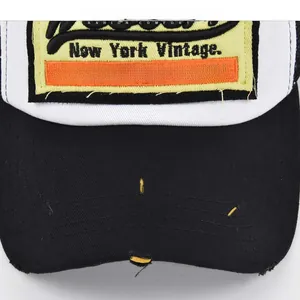 Nahaufnahme der 3D-Stickerei auf einer Vintage Trucker Cap mit abgenutztem Schirm