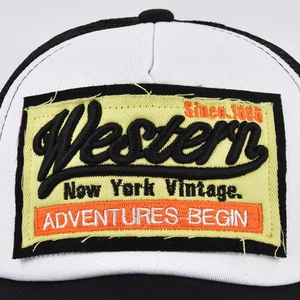 Detaillierte Nahaufnahme eines Western-Stick-Patches auf einer Mesh-Trucker-Baseballkappe