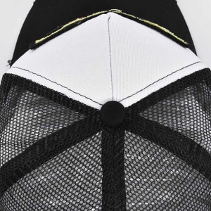 Detailansicht der Trucker Cap mit atmungsaktivem schwarzem Netz und weißem Twill-Vorderteil