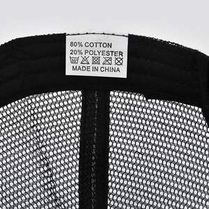 Nahaufnahme des Etiketts der Baseballkappe mit 80% Baumwolle und Mesh-Struktur