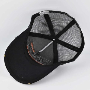 Detailansicht der Innenseite der schwarzen Mesh-Trucker-Cap mit Materialetikett