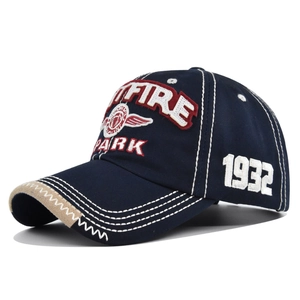 Detail van Spitfire Park borduursel en 1932 zijstiksel op de distressed navy baseballpet