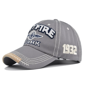 Macro-opname van vintage grijze baseballpet met SPITFIRE borduursels en wassing details
