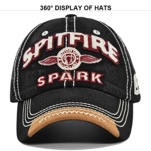 Detail van geborduurde Spitfire-patch op een vintage zwarte pet met opvallende witte stiksels