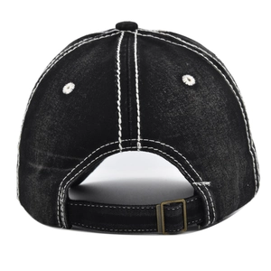 Detail van verstelbare metalen gesp en contraststiksels op de gewassen denim pet