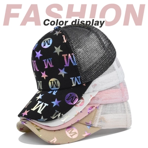Pila verticale di cappelli trucker traspiranti con stampe olografiche di stelle