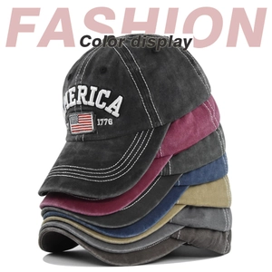 Dettaglio di cappellini vintage in cotone lavato con ricamo America 1776 impilati