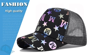 Dettaglio del cappello trucker nero con rete traspirante e grafica a stella olografica