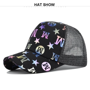Dettaglio cappello trucker con stampa lettera W, motivo a stelle e rete grigia