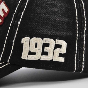 Vintage zwarte gewassen katoenen baseballpet met wit 1932 borduursel en contrasterende stiksels
