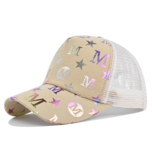 Dettaglio del cappellino trucker beige con lettera M olografica e stampa a stella