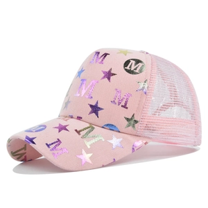 Cappellino trucker rosa con rete, stelle metalliche e lettera M stampata sulla visiera