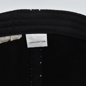 Detailopname van het 100% katoenen label en de binnenste stiksels van de baseballpet