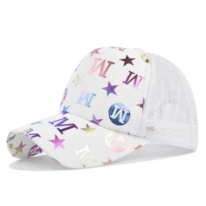 Vista laterale dettagliata del cappello mesh bianco con stampe M e stelle arcobaleno