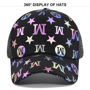 Dettaglio del cappello trucker in rete nera con motivi a stelle e lettere sfumate