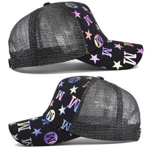 Dettaglio del cappellino baseball in mesh con stelle colorate e stampa M riflettente