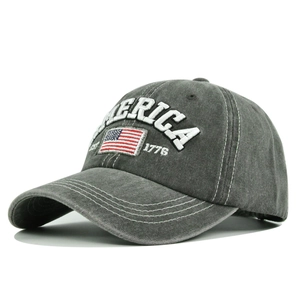 Dettaglio ravvicinato del ricamo America 1776 e toppa bandiera USA su cappello vintage lavato