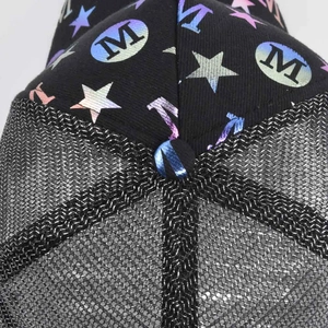 Dettaglio del cappello trucker nero con stampa a stella sfumata colorata e lettera M