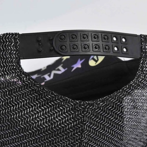 Chiusura regolabile snapback e dettaglio mesh glitter argento su cappello nero