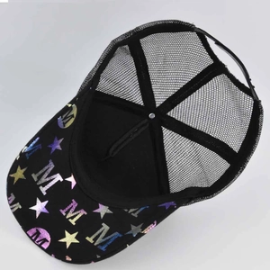 Dettaglio della trama a rete traspirante e della chiusura regolabile di questo cappello