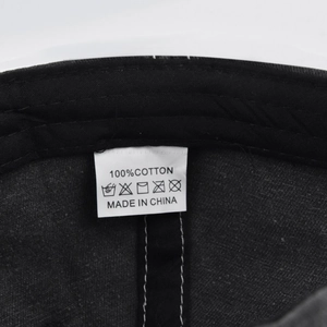 Dettaglio macro dell'etichetta 100% cotone e cuciture interne di questo cappello vintage