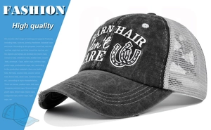 Détail de la casquette de camionneur en coton lavé avec texte brodé et logo fer à cheval