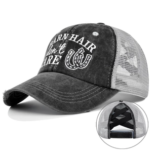 Casquette trucker grise style vintage pour queue de cheval avec texte Barn Hair Don't Care