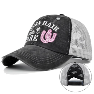 Détail de casquette avec bandes élastiques croisées pour queue de cheval et broderie nette