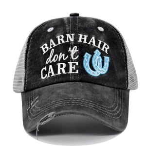 Détail d'une casquette de baseball usée avec broderie Barn Hair et bords de visière usés