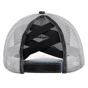 Détail de la casquette trucker en mesh gris avec ouverture élastique pour queue de cheval