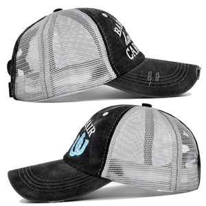 Gros plan détaillé sur la texture vintage et le dos en filet de cette casquette de baseball