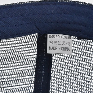 Detailaufnahme des internen Pflegeetiketts und des atmungsaktiven Polyester-Netzes