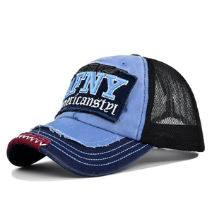 Détail d'une casquette vintage avec broderie AFNY 3D et bordure à effet vieilli