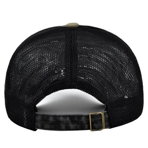 Vue arrière de la casquette trucker noire en mesh avec bouton olive et boucle métal