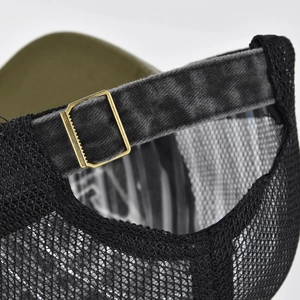 Détail de la boucle métallique réglable et du filet respirant noir sur la casquette