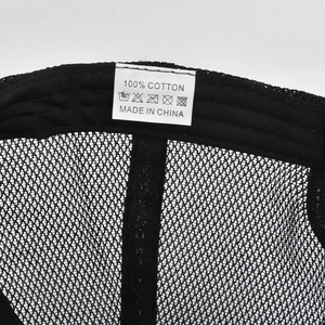 Vue détaillée de l'étiquette de casquette en coton montrant le tissu et le filet