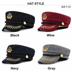 Grille détaillée montrant quatre couleurs de casquettes militaires avec broderie dorée